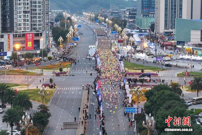 四川乐山‘双遗’马拉松鸣枪开跑：以峨眉山与