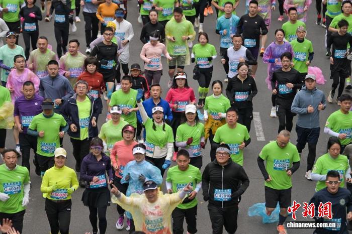 四川乐山‘双遗’马拉松鸣枪开跑：以峨眉山与
