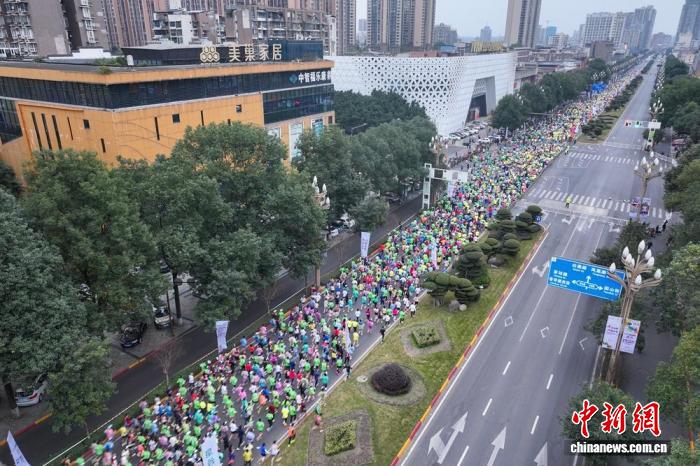 四川乐山‘双遗’马拉松鸣枪开跑：以峨眉山与