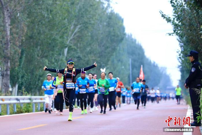 太原小店区乡村田园健康跑吸引2000跑者共赏秋日