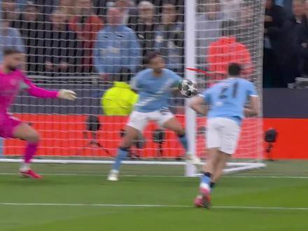 曼城门线手球判罚引争议 花滑选手温情互动成焦