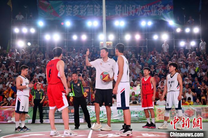 王治郅现身广西玉林助阵“村BA”赛事