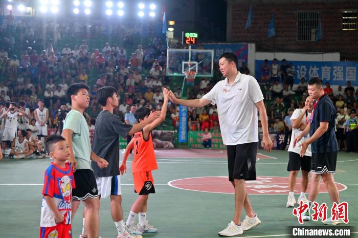 王治郅现身广西玉林助阵“村BA”赛事