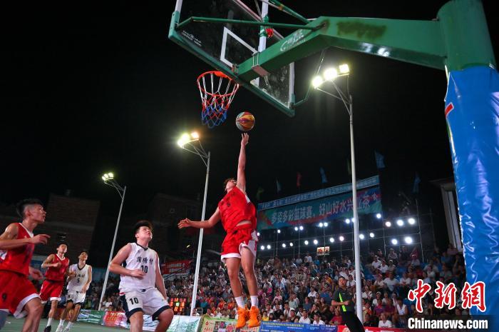 王治郅现身广西玉林助阵“村BA”赛事