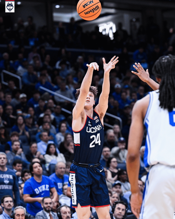 康涅狄格逆转杜克，马林斯压哨三分引爆NCAA锦标