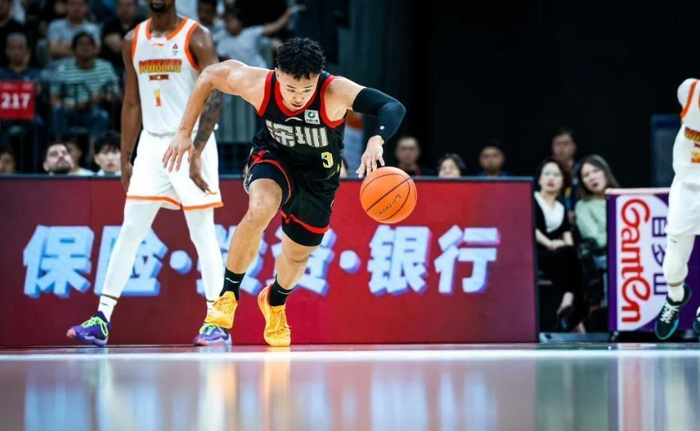 深圳男篮12连胜贺希宁王浩然率队稳居积分榜第三